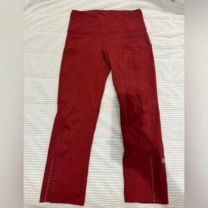 Lululemon cropped leggings with pockets on the sides. New without tag